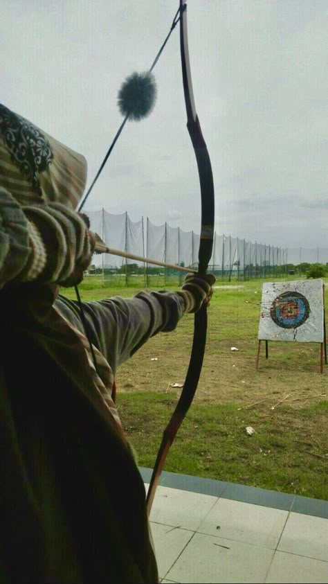 Archery Sport Aesthetic, Archer Aesthetic, Archery Poses, Archery Aesthetic, Archery Girl, Rangers Apprentice, Pencak Silat, Sports Aesthetic, Vie Motivation