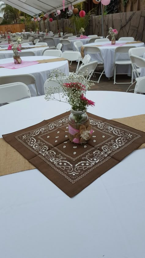 Cowgirl Hat Centerpiece, 21st Cowboy Party Western Theme, Rustic Cowgirl Birthday Party, Vaquera Party Decoration, Cowboy Theme Birthday Party Decorations, Western Party Table Decorations, Bandana Centerpiece Ideas, Vaquera Centerpieces, Cowgirl Table Centerpieces