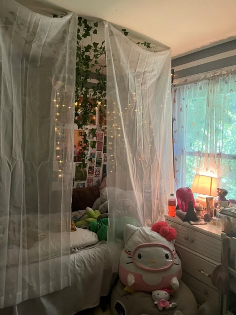 Aesthetic Bedroom Canopy Bed, Cute Bed Curtains, Indie Canopy Bed, Bedroom Design Canopy Bed, Bedroom With Plushies Aesthetic, Small Room Canopy Bed Ideas, Small Room With Canopy Bed, Room With Plushies Aesthetic, Grunge Room Canopy Bed