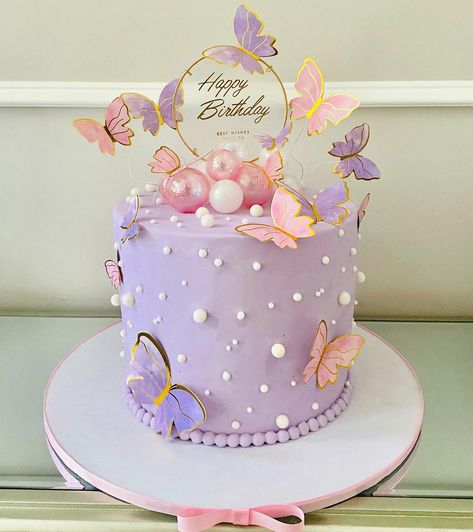 Butterfly-themed birthday cake with edible pearls and butterfly designs Girls Birthday Cake Designs, 3rd Birthday Butterfly Theme, Cake Butterfly Design, Butterfly Theme Cake 1st Birthdays, Butterfly Birthday Cake Ideas, 3rd Birthday Party Theme Ideas, Girl Cake Design, Cake Ideas For Girls Birthday, Butterfly Themed Cake