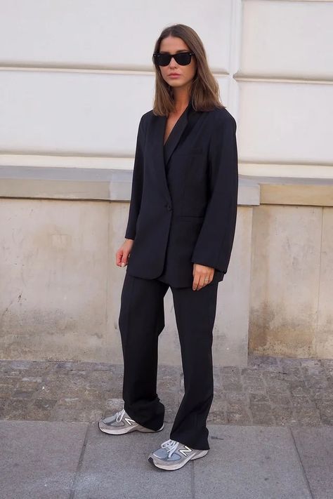 How Kaia Gerber styles her New Balance 990v5 | British Vogue Black Blazer Street Style, Editorial Outfits, Sophia Roe, Blazer Street Style, Office Fun, Bold Outfits, Look Boho Chic, New Balance Outfit, Fun Outfits