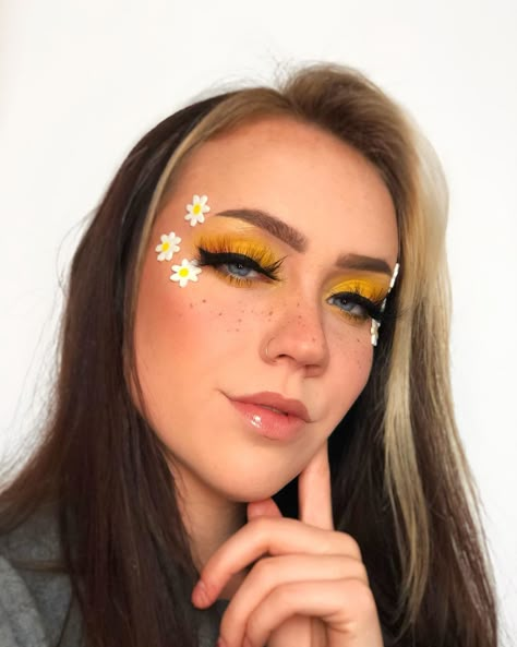 Yellow Flower Makeup Looks, Flower Festival Makeup, Flower Eye Shadow, Spring Flower Makeup, Flower Make Up Looks, Daisy Eye Makeup, Cheek Makeup Art, Bee Make Up, Daisy Makeup Look