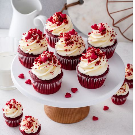 Red Velvet Cupcakes Red Velvet Cake Cupcakes, Wedding Cupcakes Red Velvet, Large Batch Red Velvet Cupcakes, Red Velvet Cupcake Decoration, Welcome Home Cupcakes Ideas, Red And Black Cupcakes Ideas, Red Velvet Birthday Cupcakes, Fun Birthday Cupcakes, Christmas Red Velvet Cupcakes