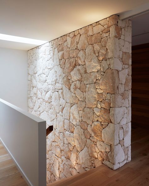 Limestone House sees Planned Living Architects project outward, encouraging moments of connection with the natural, to propose a texturally diverse and relaxing coastal abode. Limestone House, Stone Feature Wall, Affordable Mattress, Stone Wall Design, Stair Wall, Limestone Wall, Stone Cladding, Hybrid Mattress, Stone Feature