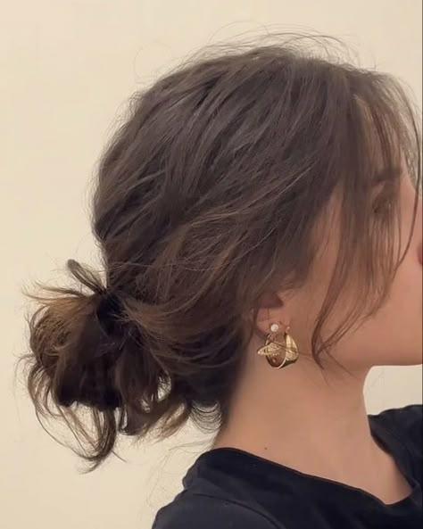 Bun Inspiration, Easy Messy Bun, Messy Bun With Braid, Volleyball Hair, قلادات متدلية, Bun Tutorials, Basketball Hairstyles, Bun Hair Piece, Hairstyles Inspiration