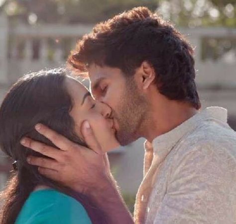 Hot Kiss Couple, Romantic Kiss Images, Kabir Singh, Kiss Images, Kiss Pictures, Love Couple Images, Romantic Kiss, Bollywood Couples, Shahid Kapoor