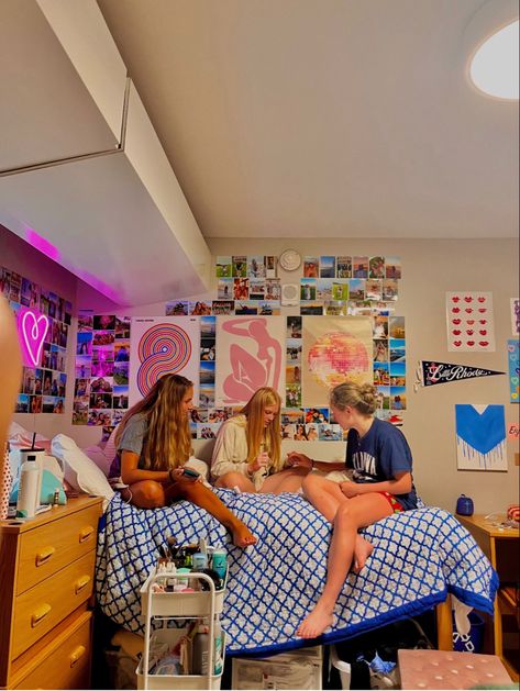 Boarding School Room Decor, Boarding School Room Ideas, New England Boarding School Aesthetic, British Boarding School Dorm, Boarding School Dorms, Boarding School Room, Boarding School Dorm Aesthetic, Boarding School Aesthetic Dormitory, Boarding School Dorm Room