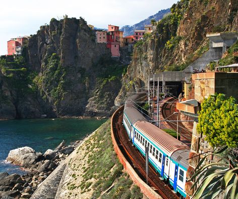 An up-to-date summary about rail travel this year, then a few suggestions, both popular destinations and curious less well-known journeys. Eurail Pass, Italy Magazine, Scenic Train Rides, Train Route, Best Vacation Destinations, Winter Trip, Cities In Italy, Cinque Terre Italy, Italian Riviera