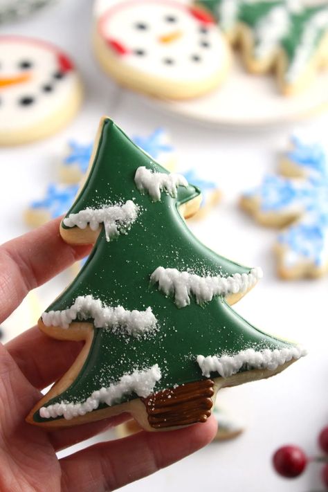 Christmas Sugar Cookies - The Squeaky Mixer - Easy And Fun Baking Recipes Christmas Sugar Cookies Decorated, Perfect Sugar Cookies, Royal Icing Sugar, Cute Christmas Cookies, Decorate Christmas, Sugar Cookie Icing, Fun Baking, Sugar Cookie Recipe, Sugar Cookie Designs