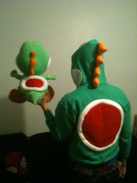 Mario Party Costume, Yoshi Halloween, Yoshi Costume, Mario Halloween Costumes, Mario Halloween, Yoshi Plush, Valentine Boxes For School, Mario Costume, Glow Stick Party