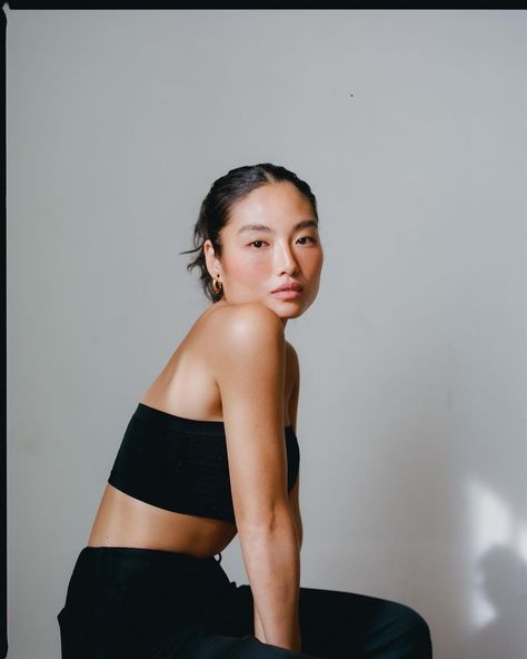 Janet Yuan @janjanyuan @lamodels @qmodels #madewithlove #madewithkodak #portra400 #portrait #120film #120 #120mm | Instagram Portra 400 35mm Portraits, Portrait Shots Ideas, Portrait Headshot Photography, Vintage Film Photography Portraits, Portrait At Home Photography, Portra 400 Portraits, 35mm Portrait Photography, Studio Film Photography, 35 Mm Film Photography Portrait