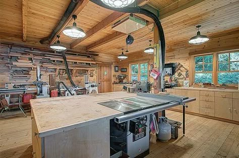 Officine In Garage, Garage Woodshop, Garage Workshop Layout, Woodworking Design, Workshop Layout, Woodworking Shop Plans, Woodworking Shop Layout, Barn Interior, Workshop Design