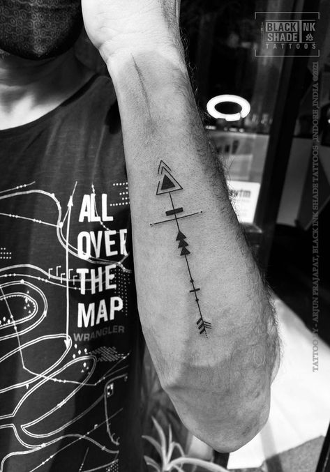 Warrior Arrow Tattoo, Arrow Tattoo Men, Geometric Tattoo Men, Tattoos Ideas For Men, Forearm Tattoos For Men, Outer Forearm Tattoo, Tattoo Shading, Tattoo Forearm, Tattoo Inspiration Men