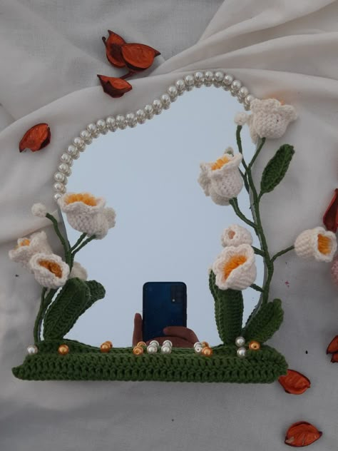 Crochet Moodboard, Crochet Mirror Frame, Wedding Rukhwat, Flower Mirror Frame, Crochet Mirror, Diy Bouquet Wrap, Cute Home Screen Wallpaper, Mirror Crafts, Diy Pipe