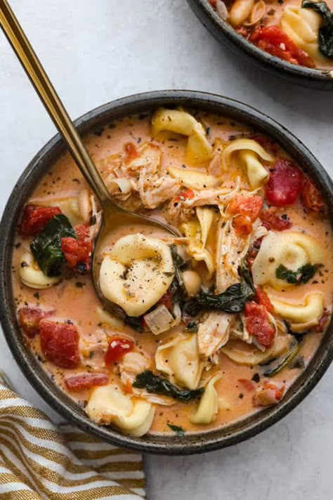 Creamy Tuscan garlic tortellini soup is so easy to make and one of the best soups that you will make! This soup is loaded with cheesy tortellini, diced tomatoes healthy spinach and hearty white beans. This soup is so creamy and delicious, I know your family will love it! Tortellini Mexican Soup, Turkey And Tortellini Soup, Chicken Tortalini Soup, Spicy Tortellini Soup, Tortellini Soup Recipes, Garlic Tortellini, Cheesy Tortellini, Best Soups, Spinach Tortellini Soup