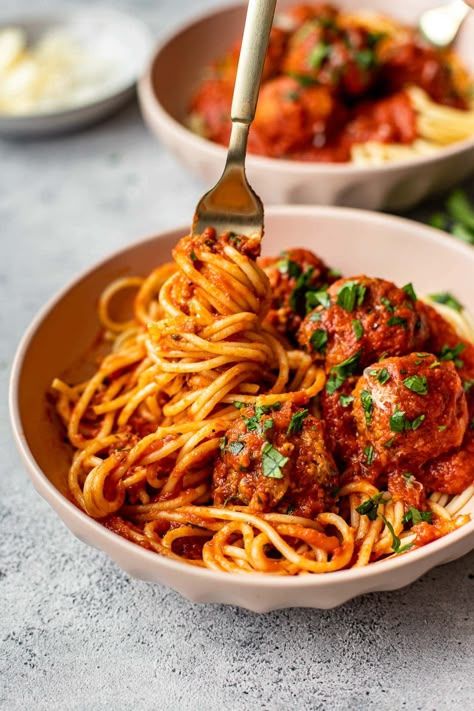 The best recipe for spaghetti and meatballs: I'm spilling all of my tips and tricks to making a tender meatball for an ultra satisfying and comforting meal. meatballs #easydinnerrecipe #dinnerideas #groundbeefrecipes #familyfriendly #familydinneridea Italian Bistro Food, Weekly Dinner Menu Ideas, Simple Healthy Food, Weekly Dinner Menu, Dinner Menu Ideas, Yummy Comfort Food, Spaghetti And Meatballs, Food Board, Foods And Drinks