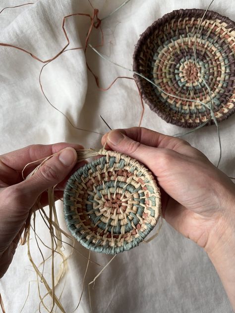 Dye Raffia & Make Baskets - Rebecca Desnos Basket Weaving Raffia, Raffia Yarn Projects, Raffia Ideas, Coiling Basket, Raffia Weaving, Cosy Chair, Raffia Crafts, Raffia Basket, Needle Weaving