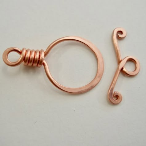 Abby Hook's Simple T-bar and Toggle Clasp | Findings & Components, Toggles & Clasps, Earwire & Headpin Diy Toggle Clasp How To Make, Jewellery Hack, Wire Creations, Jewelry Making Patterns, Wire Jewelry Making, Bijoux Fil Aluminium, Wire Jewelry Tutorial, Bead Making, Wire Jewelry Designs