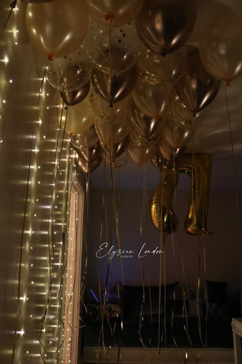 Gold And Brown Birthday Decor, Golden Bday Decoration, Brown Gold Birthday Theme, Gold And Glitter Party, Golden Sweet Sixteen Birthday, Golden Era Theme Party, Party Backdrop Ideas Birthday, Sweet Sixteen Gold Theme, Golden 22nd Birthday Ideas