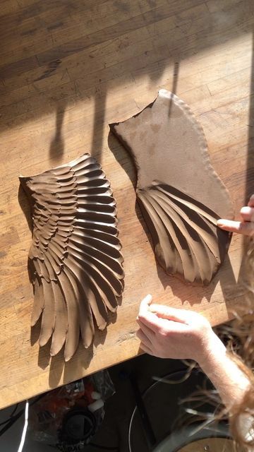 Sarah Conti ~ ceramic sculptor on Instagram: "Pullin feathers for a bird in flight 🪶 (and trying to edit around all the times my head is blocking the camera 🙃)" Bird Sculpture Art, Ceramic Slab Ideas, How To Sculpt Wings, Ceramic Animals Sculpture, Wing Sculpture Art, Bird Sculpture Clay, Ceramic Feather, Ceramic Sculpture Ideas, Clay Bird Skull