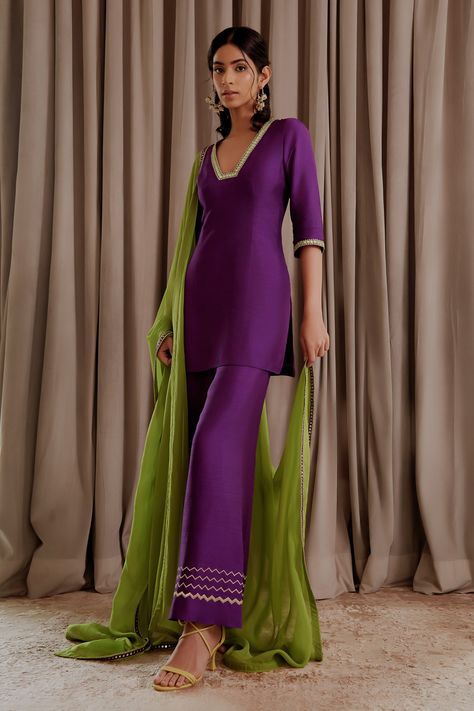 Purple And Green Dress Outfit, Short Suit Outfit Women Indian, Parallel Suits Indian, Purple Kurta Set Women, Short Kurta Suits Women, Short Kurta Sets For Women, Kurta Necklines Design, Purple Kurta Woman, New Traditional Dress Design