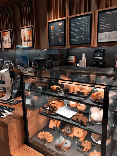 Cafe Display Counter, Bakery Counter, Bagel Cafe, Coffee House Design, Cafe Display, Pastry Display, Corner Cafe, Gallery Cafe, Bakery Design Interior