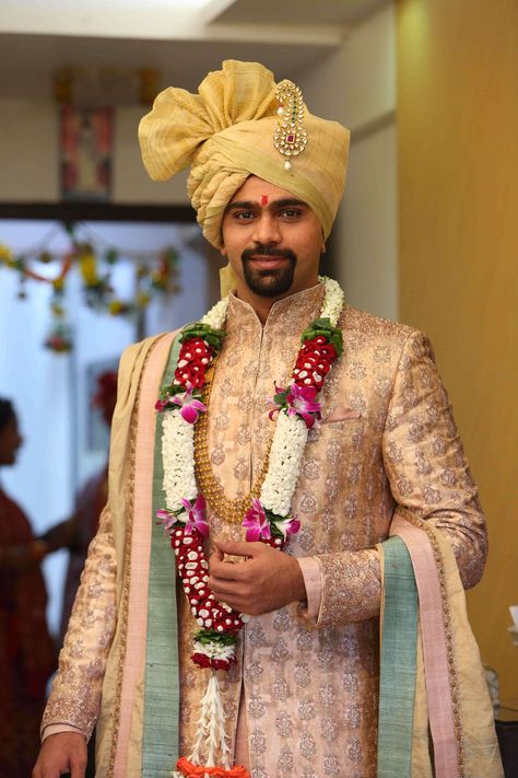 The Dapper Groom! Pagdi Wedding Grooms, Indian Wedding Outfits For Men, Groom Indian Wedding Outfits, Groom Turban, Indian Groom Dress, Wedding Outfits For Groom, Groom Dress Men, Indian Groom Wear, Wedding Dresses Men Indian