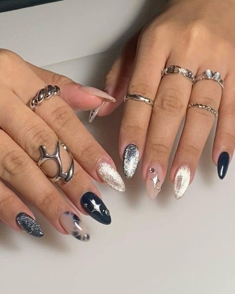 Blue With Silver Nails, Blue Cat Eye Nails Design, Silver Blue Nails, Nail Ideas Unique, Silver And Blue Nails, Silver Cat Eye Nails, Cat Eye Nail Ideas, Blue And Silver Nail Designs, Cateyes Nails Design