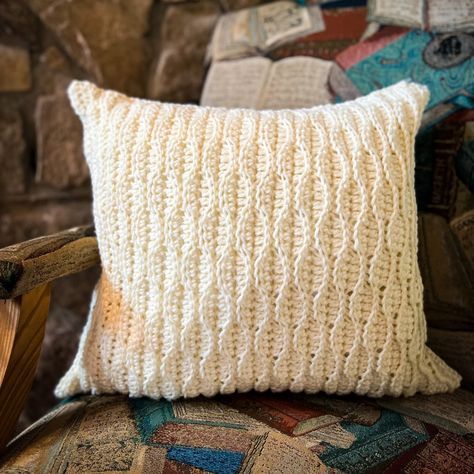 Crochet Cable Pillow - Free Pattern - Spotted Horse Design Co. Crochet Pattern Pillow Cover, Crochet Throw Pillows, Crochet Pillow Ideas, Throw Pillow Crochet, Crochet Pillow Case Pattern, Crochet Pillow Covers, Crochet Pillow Case, Crochet Throw Pillow, Pillow Cover Crochet