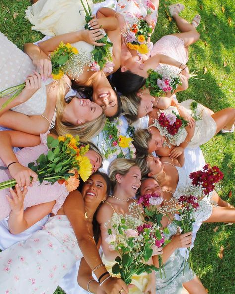 Group Flower Photoshoot, Photoshoot In A Garden, Garden Party Pictures, Bid Day Photos, Flower Bid Day Theme, Seniority Party, Earth Day Photoshoot, Field Photoshoot Friends, Garden Party Theme Ideas