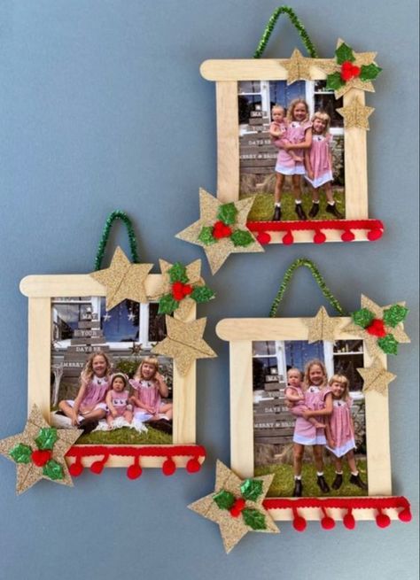 Popsicle Stick Christmas Crafts With Picture, Paddle Pop Stick Christmas Craft, Craft Stick Photo Ornaments, Christmas Photo Frames Diy, Christmas Frames Diy Photo, Christmas Photo Frame Craft, Christmas Photo Frame Diy, Christmas Photo Frame Ideas, Picture Frame Ornaments Diy