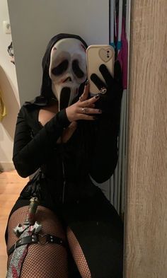 Ghostface Cosplay Couple, Hot Spooky Halloween Costumes, Holloween Costume Ideas Scream, Ghost Face Rave Outfit, Woman Scream Costume, Scream Baddie Costume, Halloween Ghost Face Costume, Womens Ghostface Costume, Ghostface Costume Man