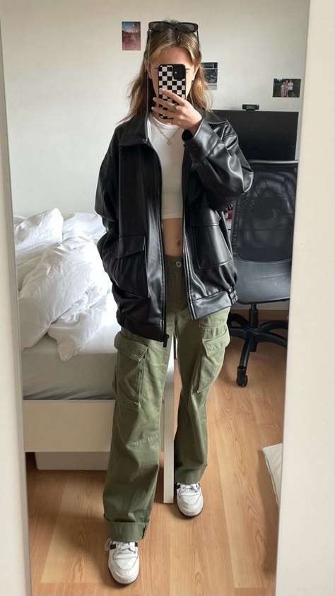 Fall Outfits Aesthetic Cargo Pants, White Top With Cargo Pants, Green Cargo Pants White Top, Jackets To Wear With Cargo Pants, Streetwear Fashion Black Cargo Pants, Style With Green Cargo Pants, Cargo And Leather Jacket, Cargos And Crop Top Outfit, Aesthetic Green Pants Outfit