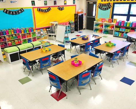 Classroom Reveal - jillian laura designs Classroom Table Arrangement, Small Classroom Setup, Corner Decoration Ideas, Kindergarten Classroom Layout, Kindergarten Classroom Design, Classroom Setup Elementary, Kindergarten Classroom Setup, Classroom Arrangement, Corner Decoration