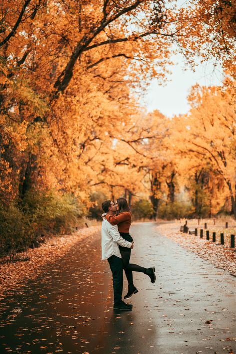 Fall Time Engagement Photos, Couples Fall Engagement Photos, Fall Relationship Pictures, Couple Photoshoot Fall Ideas, Cute Fall Engagement Pictures, Fall Wedding Couple Pictures, Fall Inspired Engagement Photos, Fall Outfit Engagement Photos, Fall Colors Engagement Photos