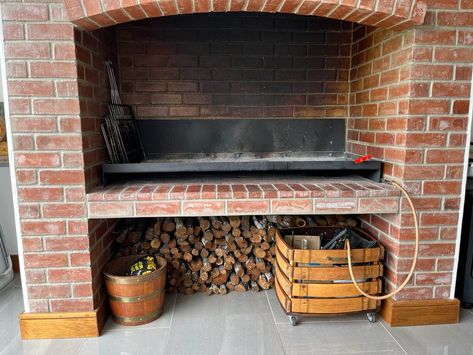 Outdoor Bbq Area Brick, Braaistand Ideas, Brick Bbq With Chimney, Red Brick Pizza Oven, Modern Brick Oven Outdoor, Outdoor Barbeque, Outdoor Fireplace Patio, Backyard Fireplace, Chimney Breast