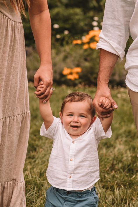 Waltz Family mini session at Ault Park - Kristin Brown Photography Family Session Poses, Fall Photoshoot Family, Fall Photoshoot Ideas, Outdoor Family Photoshoot, Portret Feminin, Baby Family Pictures, First Family Photos, Cute Family Pictures, Family Mini Sessions