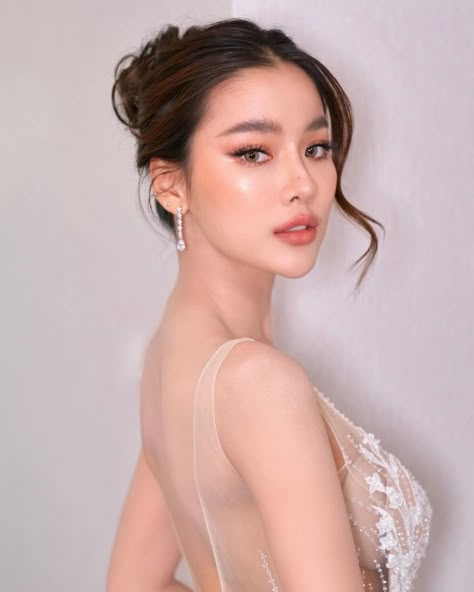 Soft Ethereal Bridal Makeup, Thai Makeup Looks Wedding, Thai Bridal Makeup, Graduation Look Makeup, Bride Makeup Asian, Korean Wedding Makeup, Thai Makeup, Bride Makeup Natural, Makeup Wisuda