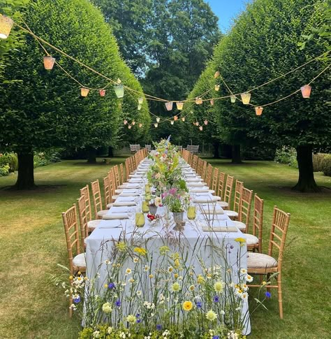 Remembering a truly wonderful party a few weekends ago, note the clever use of marbled shades @elizabeth_frances_lamps and of course the… | Instagram British Garden Party, Pretty Tablescapes, Wedding Redo, French Vibes, British Party, Moonage Daydream, French Summer, British Garden, 50th Bday