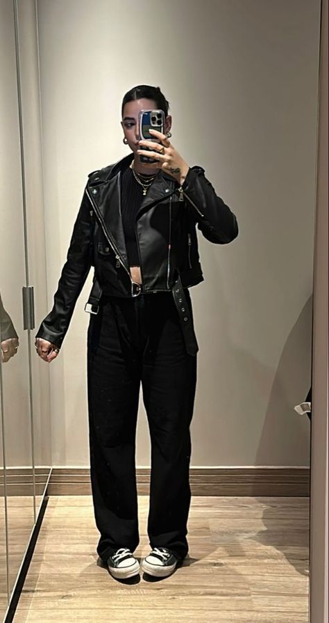 Layered All Black Outfit, Minimalist All Black Outfit, All Black Outfit Inspo Casual, Makeup Artist Outfit Ideas Black, Minimalist Goth Aesthetic, Simple Black Outfits Casual, Punk Outfits Winter, Beauty School Outfits All Black, Simple Emo Outfits