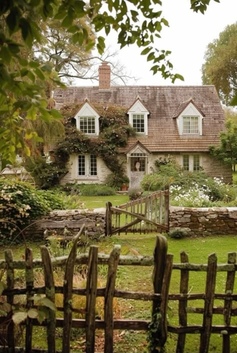 English Cottage Core Aesthetic, Quaint Cottage Interior, Cozy Houses Cottages, Cottagecore Lifestyle, Estilo Cottage, Country Cottage Living, British Cottage, Spring Cottage, Countryside Cottage