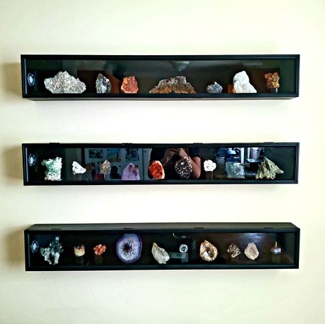 Geode Collection Display, Crystal And Stone Display, Geode Display Ideas, Rock Display Shelf, Display Rocks Collection, How To Display Trinkets, Mineral Display Ideas, Crystal Wall Display, Agate Display Ideas