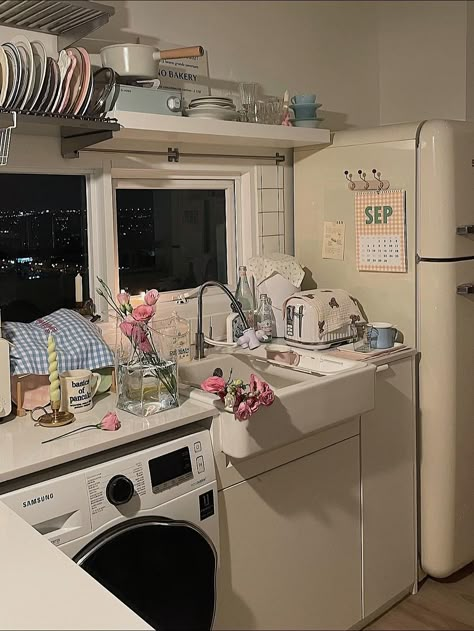 Old Korean Apartment, Aesthetic Room Korean, Cute Room Ideas Aesthetic, Cabinet Makeover Kitchen, Korean Style Home, Cabinet Ideas Kitchen, Rooms Cute, Korean Bedroom, Japanese Apartment