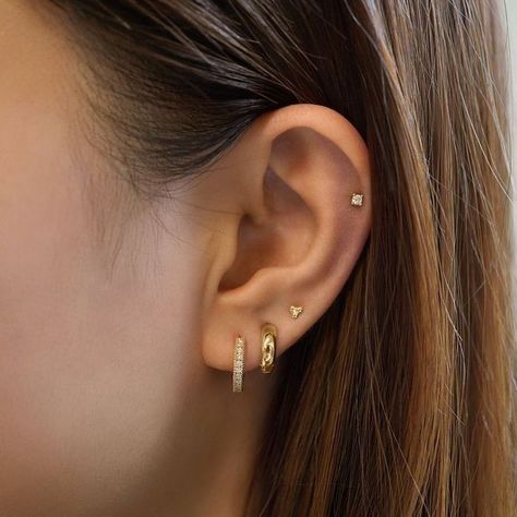 Gold Earring Placement, Several Ear Piercings, 3 Eat Piercings, Gold Earrings Inspiration, Earrings Up The Ear, Gold Earings Piercings Ideas, Ear Piercing Ideas Gold Simple, Gold Earring Layout, Gold Earrings Combination