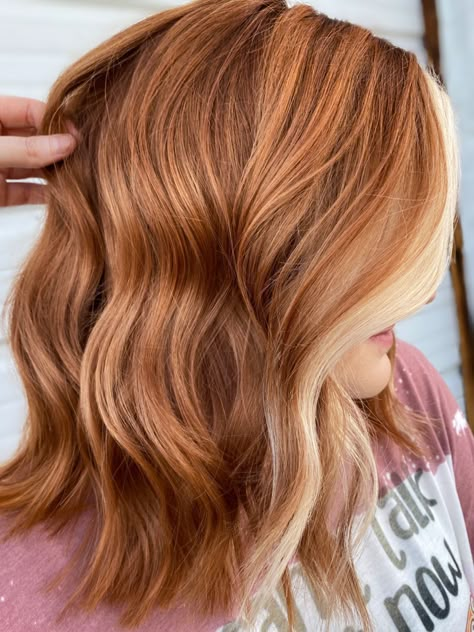 Light Copper Hair With Money Piece, Short Auburn Hair With Blonde Money Piece, Copper Red And Blonde Hair Color, Strawberry Blonde Hair With Money Pieces, Copper Hair Blonde Money Piece, Light Copper Hair With Blonde, Peach Copper Hair, Hair With Blonde Money Pieces, Ginger Peach Hair