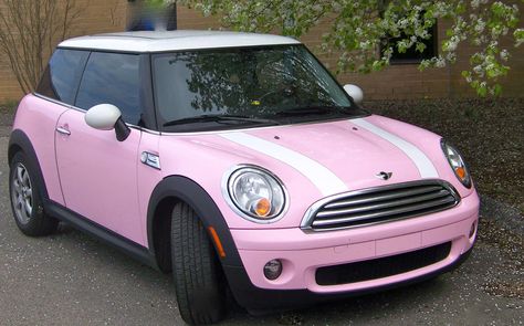 Jackie Leonhardt's MINI. MINI Beauty Parking gives fans' beautiful MINI a spot in the limelight at MINI United 2012. Pink Mini Coopers, Cooper Cars, Pink Car Accessories, Car Interior Diy, Cooper Car, Mini Copper, Girly Car, Mini Car, Pink Car