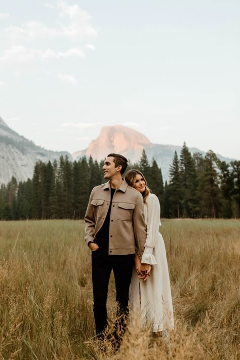 Couple Outdoor Photoshoot Outfits, Mens Outfits For Engagement Pictures, Bohemian Engagement Shoot, Midsize Engagement Photos, Neutral Engagement Photos, Couples Nature, Engagement Shoots Poses, Wedding Fotos, Engagement Picture Outfits