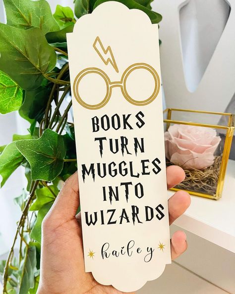 Harry Potter Bookmark Cricut, Aesthetic Bookmarks Diy Harry Potter, Harry Potter Handmade Diy, Cute Bookmarks Harry Potter, Bookmark Of Harry Potter, Easy Bookmark Ideas Diy, Diy Bookmarks With Quotes, Harry Potter Easy Painting Ideas, Bookmark Ideas Aesthetic Harry Potter