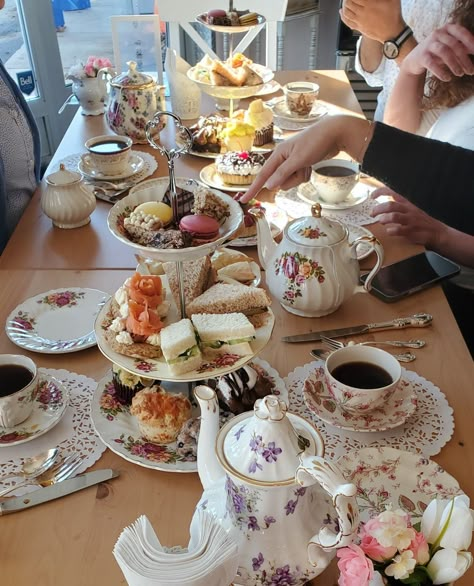 Cottagecore Baking, Tea Party Picnic, Royal Tea, Afternoon Tea Parties, Tea Party Ideas, Family Table, Tea Party Garden, Tea Break, Tea Party Birthday