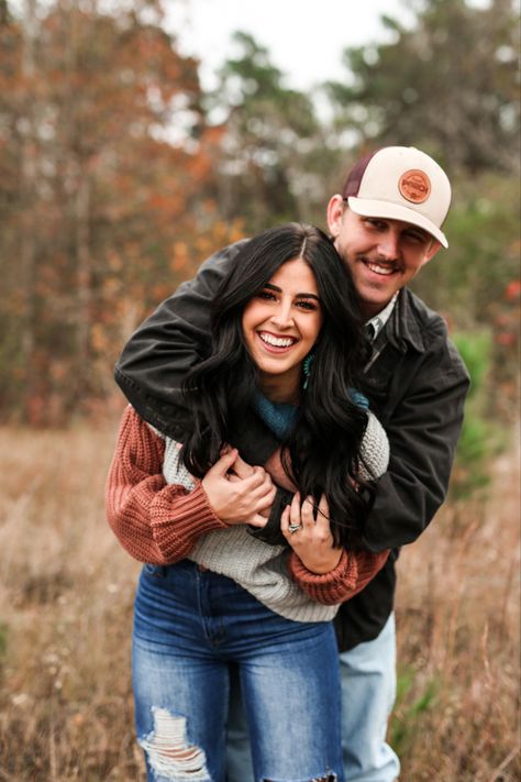 Western Family pictures photos Couple Pic Poses Ideas, Couple Poses For Family Pictures, Best Photo Poses For Couples Sitting, Cute Pictures For Boyfriend, Fall Pictures 2023, Teenage Couple Photo Poses, Self Portrait Poses For Couples, Fall Married Couple Pictures, Picture Idea For Couples